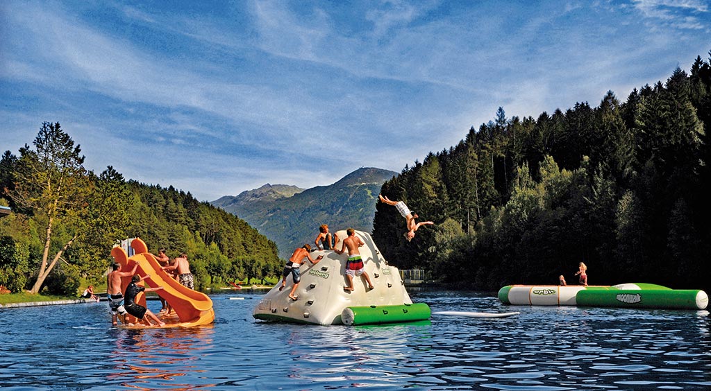 Erlebnisbad mit Rutschplattform „Slide Raft”, Kletter-Eisberg und Wassertrampolin mit „Katapult” und „Aqua-log”