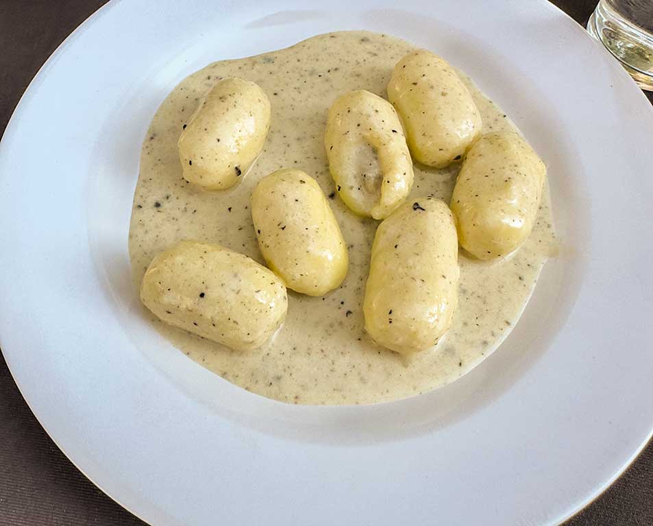 LA GRAPPA: Hausgemachte Gnocchi, gefüllt mit Steinpilzen und Mozzarella auf einem Spiegel von Trüffelcrème