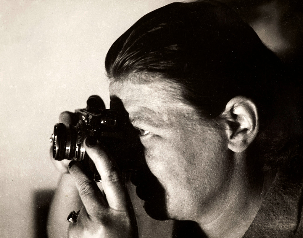 Germaine Krull mit Contax um 1932